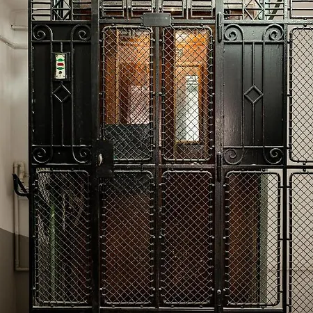 Qult - Misty Night Apartment Bucharest Exterior photo